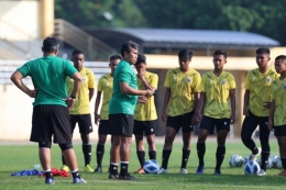 Pelatih timnas U16 Indonesia, Bima Sakti (hijau kanan), memberikan arahan kepada skuadnya jelang laga Indonesia vs Filipina, Minggu (31/7/2022). Sumber: PSSI via Kompas.com