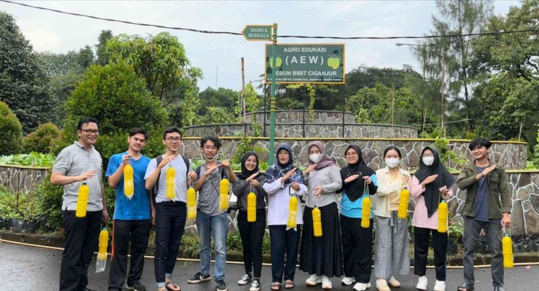 Foto bersama PJ Kebun Bibit Ciganjur saat pemasangan perangkap lalat buah (Dok. KKN-T IPB UFP 3 DKI)