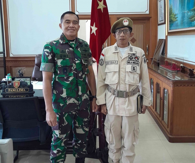 Penulis dan Pangdam VI/Mulawarman Mayor Jenderal TNI Tri Budi Utomo