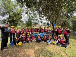 Dok Pribadi: Peserta Tour Leader Camp sebelum rafting di Sungai Ciliwung.