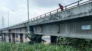 ilustrasi seorang lelaki di atas jembatan/sumber: tribunnews