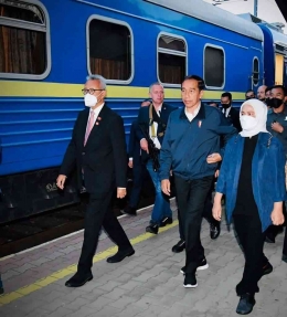 Presiden Jokowi saat misi ke Ukraina, dan nampak Daspampres Mayjen Tri Budi ada di belakang | Dokumen foto di download dari akun facebook presiden Jokowi.