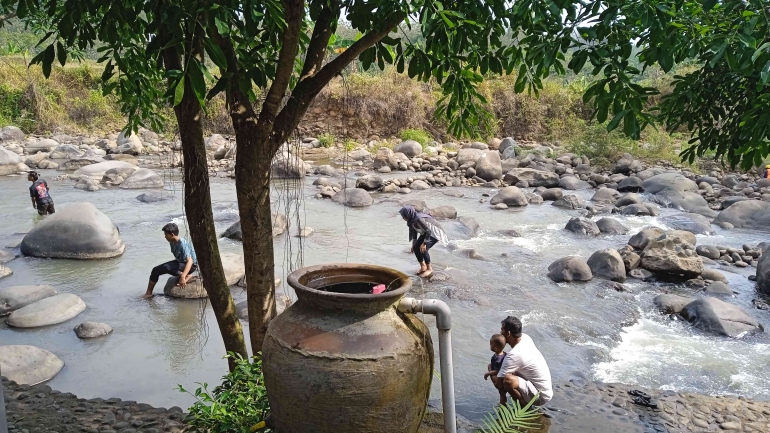 Bermain di sungai di area rumah makan caping gunung (dokpri)