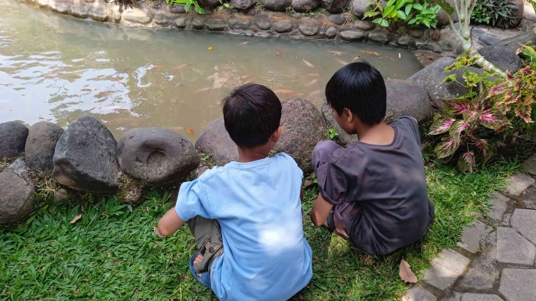 Anak-anak pun betah bermain sambil menunggu pesanan makan siap disajikan (dokpri) 