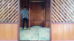 Mushola berbentuk panggung dari jati. Bersih dan nyaman untuk beribadah (dokpri) 