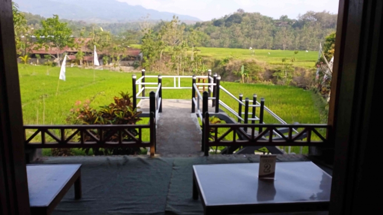 Tempat makan di atas sawah,sempat menjadi favorit saya. Kalau sekarang, di manapun tempatnya terasa menarik(dokpri) 