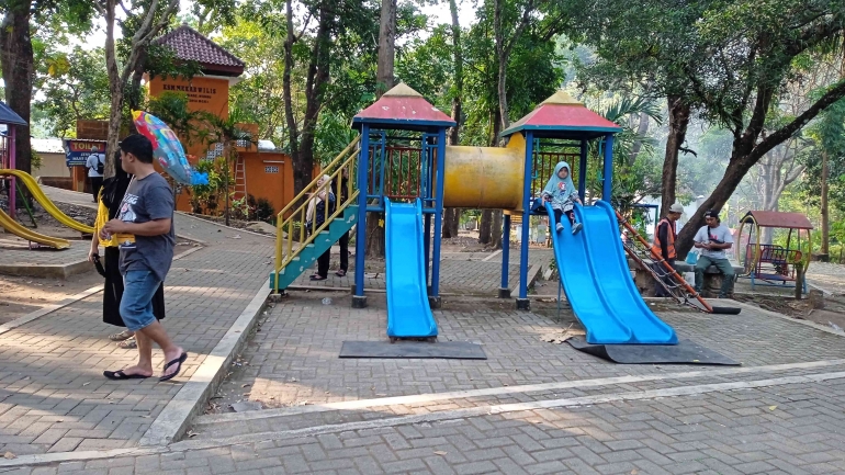 Di lokasi wisata juga tersedia taman bermain anak-anak (dokpri) 