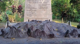 Patung tumpukan mayat korban kekejaman PKI yang dibangun di tempat penimbunan mayat korban PKI dikuburkan massal (dokpri) 