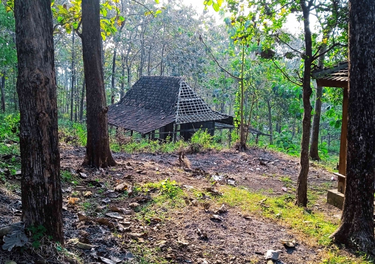 Rumah terpencil di ketinggian bukit desa kresek.Saksi bisu kekejaman PKI 1948 di Madiun (dokpri) 