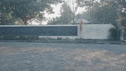 Pagar tembok yang berupa diorama yang mengisahkan kekejaman PKI 1948 di Madiun (dokpri) 