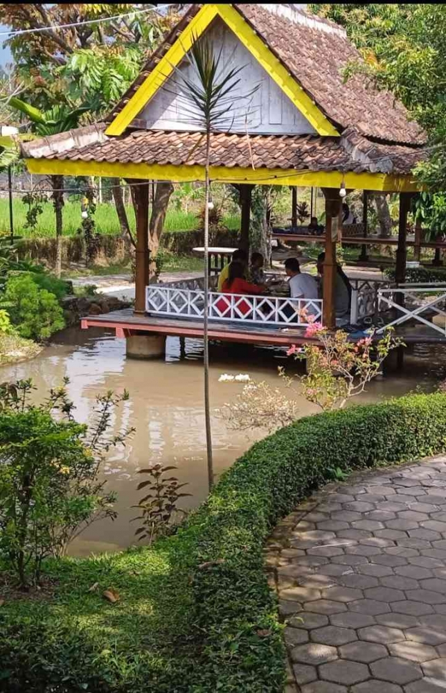 Tempat makan di atas kolam dengan ikan-ikan nila yang berenang dan berkejaran(dokpri) 