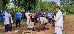 Perpaduan gotong royong dan ibadat jalan salib Laudato Si (Sumber: dokpri)