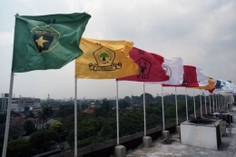 Bagian atap Gedung Komisi Pemilihan Umum (KPU) di Jl Imam Bonjol, Jakarta, sejak Kamis (29 April 1999) dipasangi 48 bendera partai politik peserta Pemilihan Umum 1999.| KOMPAS/Jhonny TG