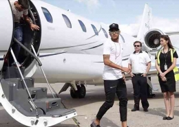 Neymar tampak baru turun dari jet pribadinya. Sumber: Getty Image via www.dailystar.co.uk