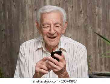 Ilustrasi orang lansia bermain HP. Sumber: Shutterstock.com