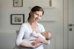 Tetap membiarkan bayi menyusu langsung | sumber foto: yanalya/freepik