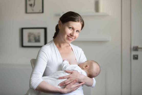 Tetap membiarkan bayi menyusu langsung | sumber foto: yanalya/freepik