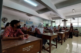 Siswa dan siswi SMA 78 Jakarta mengikuti kegiatan pembelajaran tatap muka dengan kapasitas 100 persen.| Kompas.com/MITA AMALIA HAPSARI
