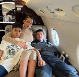 Ronaldo dan Keluarga di jet pribadinya. Sumber: IG @georginagio