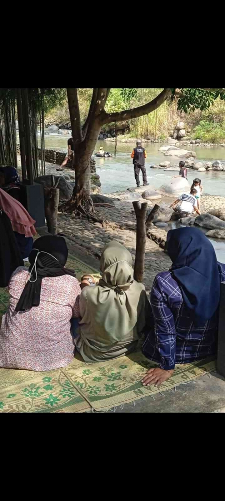 Bermain di sungai sambil menunggu pesanan siap (dokpri) 