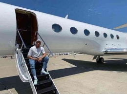 Mbappe dengan sebuah jet pribadi yang kemungkinan disediakan klubnya. Sumber: IG Kylian Mbappe @k.mbappe