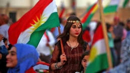 Suku Kurdi di kota timur laut Suriah, Qamishli, mendukung referendum kemerdekaan di wilayah otonomi utara Irak. FOTO/Getty Images
