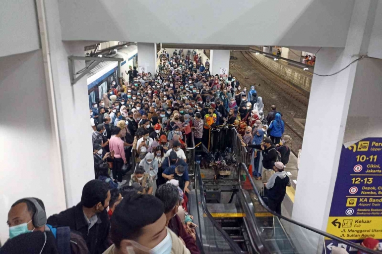 Situasi saat salah satu eskalator di Stasiun Manggarai rusak (foto by widikurniawan)