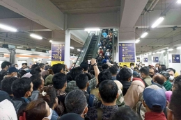 Para penumpang saling dorong dan berimpitan saat hendak naik eskalator (foto by widikurniawan)