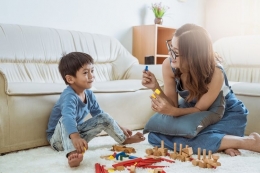 Ilustrasi pola asuh orangtua membantu anak untuk bersosialisasi dengan lingkungan | Sumber: Shutterstock via Kompas.com 