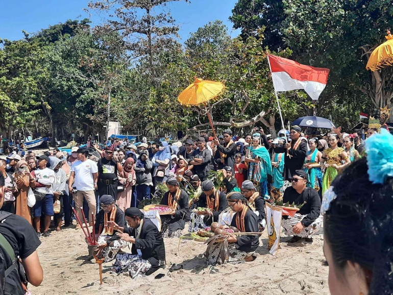 Warga Puri Asih memimpin ritual di tepi pantai. Dok. penulis