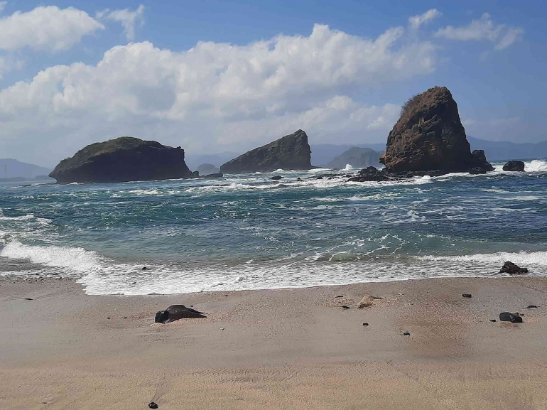 Pulau-pulau karang di Papuma. Dok. penulis. 