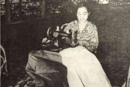 Ibu Fatmawati ketika sedang menjahit bendera Merah-Putih yang akhirnya menjadi Bendera Pusaka, bulan Oktober 1944. Sumber: Arsip Kompas