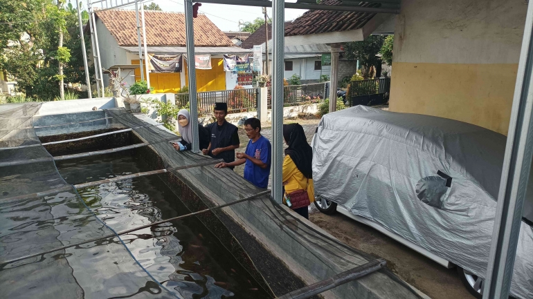 Proses wawancara dengan narasumber mengenai budidaya ikan/dok pribadi