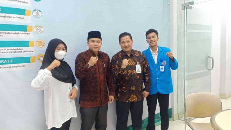 Mahasiswa MKS bersama Sekretaris Prodi, berkunjung ke Bank Syariah Mandiri di Kuala Tungkal, Jambi. Dokpri