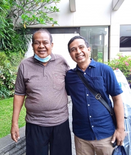 Penulis bersama Paulus K. Tarap, anggota Forum Peduli Adat Pangadangu Mahamu, Sumba Timur. Dokumen pribadi 