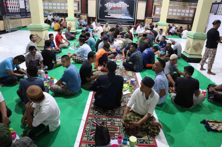 Moment buka puasa sunnah bersama dengan warga binaan dan petugas bertempat di selasar masjid at-taubah. Senin, 01/08/2022.  (Dokpri)