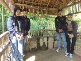 Perwakilan Kelompok KKN UMD 287 saat survey lokasi obyek wisata Arca dan Menhir di Dusun Sumber. Dok. pribadi.