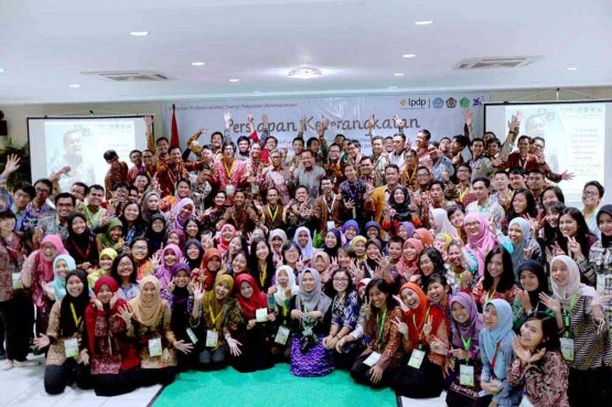 Foto bersama 127 mahasiswa penerima beasiswa LPDP di setneg RI 11 Maret 2016. Foto setneg.go.id