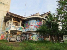Mural jadi satu dengan grafiti di salah satu sudut Jl. Selokan Mataram, Jogjakarta. | Dokumen pribadi.