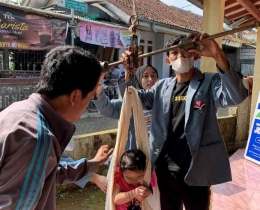 Kegiatan menimbang balita di Posyandu Desa Bojong Murni/dokpri