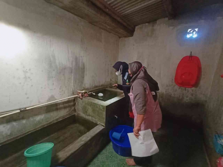 Pemeriksaan Jentik Nyamuk Oleh Mahasiswa KKN Kelompok 11 UIN Walisongo Semarang/dokpri
