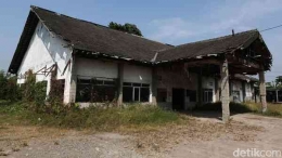 Bangunan bekas Rumah Makan Rosalia Indah di Jalur Pantura yang gulung tikar akibat kahadiran Tol Trans-Jawa. | Sumber: Detik.com