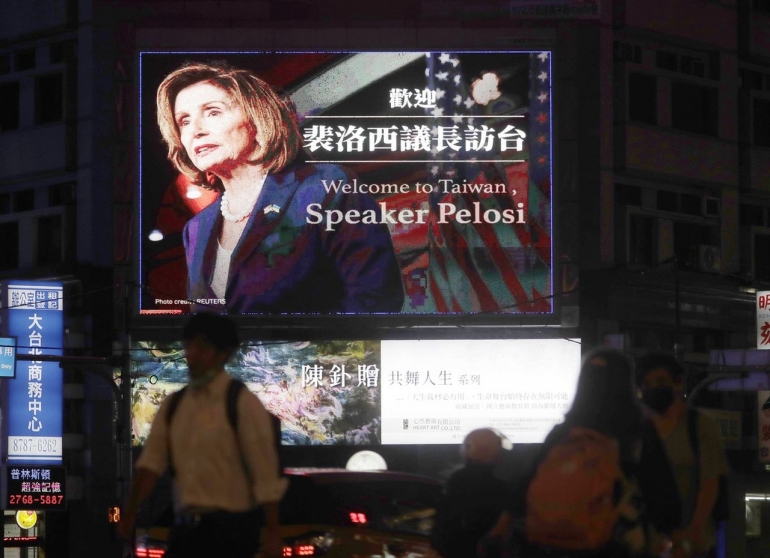 Sebuah papan reklame di Taipei, Taiwan, Selasa (2/8/2022), menayangkan ucapan selamat datang kepada Ketua DPR AS Nancy Pelosi. Foto: AP/Chiang Ying-Ying via Kompas
