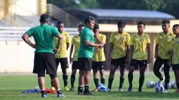 Pelatih Bima Sakti di tengah para pemain asuhannya di skuad Timnas U16 Garuda Asia (Foto PSSI). 