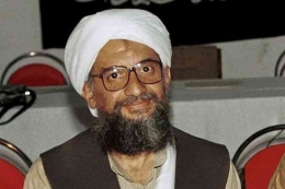 Pemimpin Al Qaeda tewas dibunuh Amerika Serikat di Afghanistan, Senin (1/8/2022). Ini adalah foto Ayman Al Zawahiri, pemimpin kelompok Al Qaeda, saat di Khost, Afghanistan, pada 1998 yang dirilis 19 Maret 2004.(AP PHOTO/MAZHAR ALI KHAN via kompas.com)