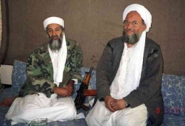 Osama bin Laden dan Aal-Zawahiri berbicara Oktober 2001 menentang serangan AS terhadap rezim Taliban di Afghanistan. Foto AP/wiki common.