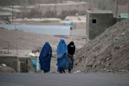 Wanita berpakaian burqa di Kota Ghazni,  Afghanistan, 15 November 2021. © 2021 HECTOR RETAMAL/AFP via Getty Images 