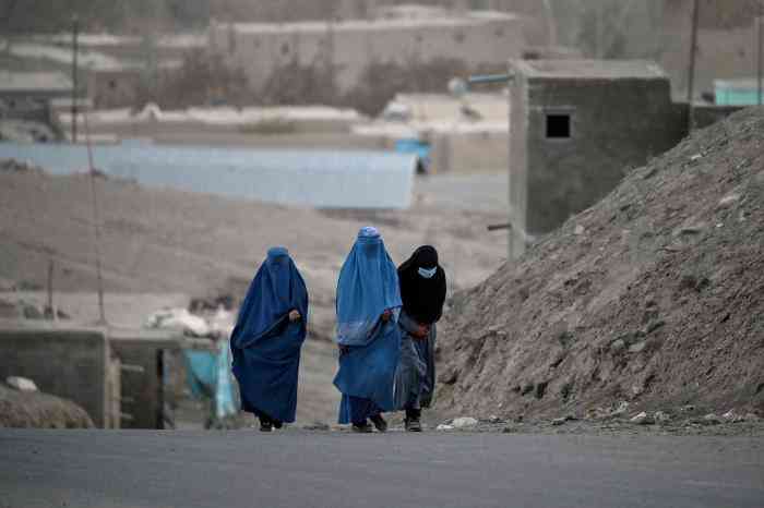Wanita berpakaian burqa di Kota Ghazni,  Afghanistan, 15 November 2021. © 2021 HECTOR RETAMAL/AFP via Getty Images 