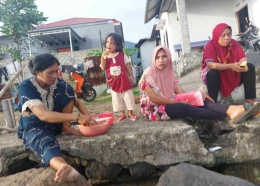 Istri-istri nelayan sedang menunggu suami pulang melaut di Jambula Kota Ternate (Dokumentasi, Marwan)