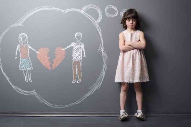 ilustrasi anak yang orangtuanya bercerai (sumber:via lifestyle.okezone.com)